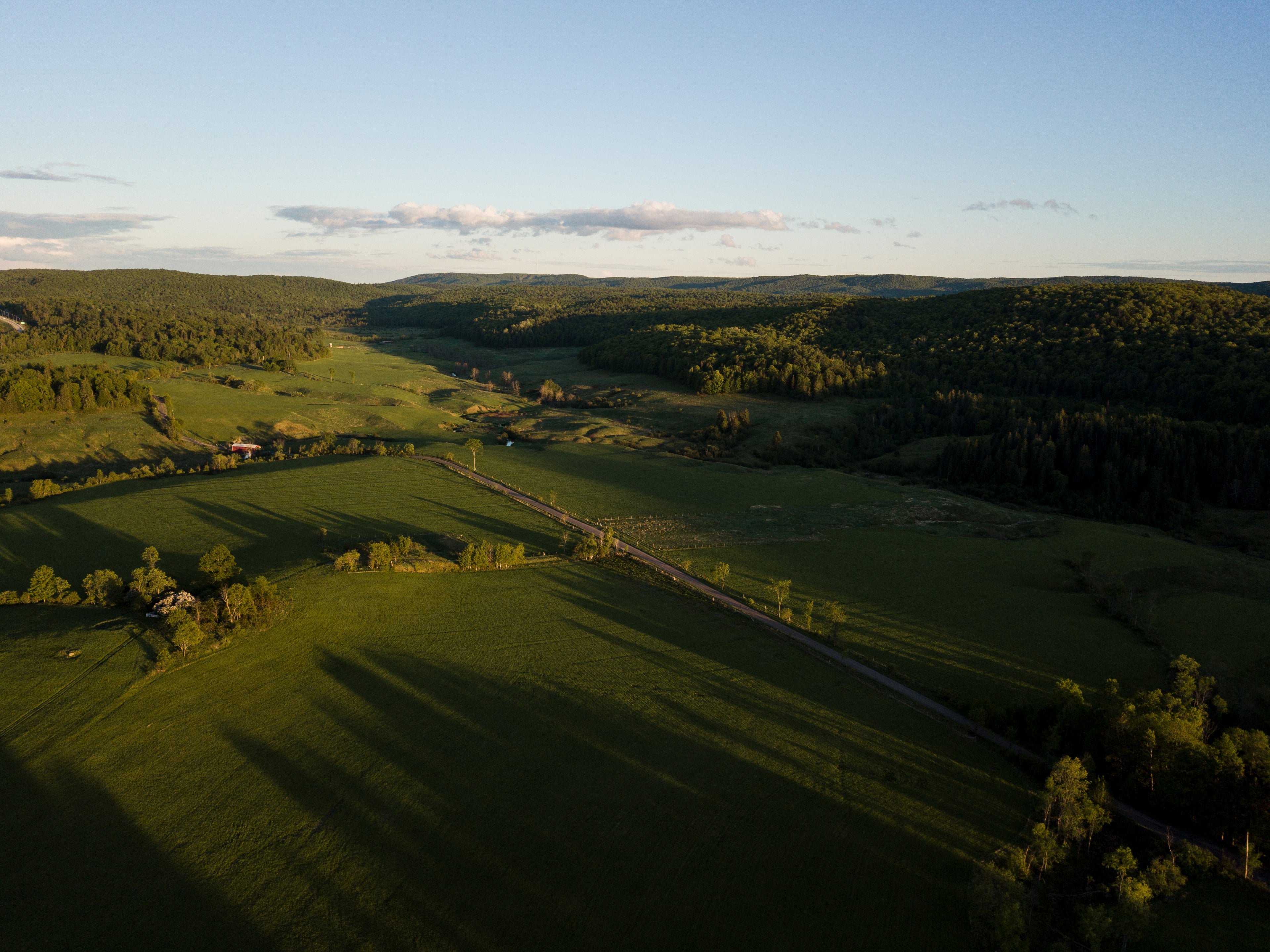 Vue aérienne des champs et montagnes de l'Outaouais